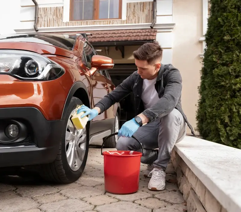Lavage auto à domicile Velaines : professionnel intervenant sur un véhicule